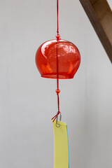 和風白壁を背にした一色風鈴ガラス【赤色】