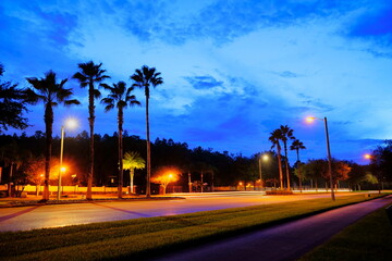 Obraz premium Thunderstorm cloud above a Florida community
