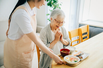 食事を提供する女性スタッフ（配膳）

