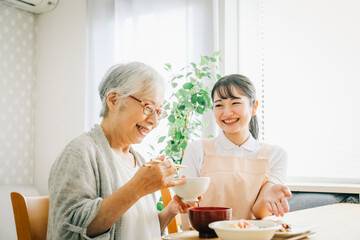 食事介助する女性スタッフ
