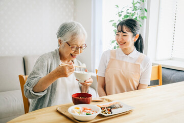 食事介助する女性スタッフ
