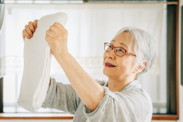 洗濯をする高齢者女性
