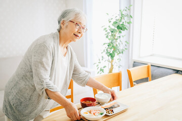 食事をする高齢者女性
