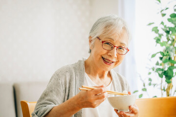 ご飯を食べる高齢者女性
