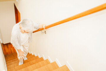 階段を登る高齢者女性
