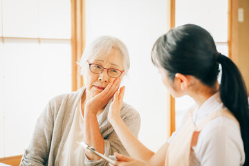 在宅介護を受ける高齢者女性（虫歯）
