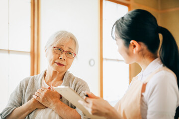 Obraz premium 在宅介護を受ける高齢者女性（心臓・肺） 