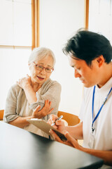 在宅介護を受ける高齢者女性

