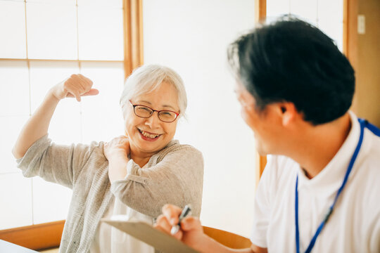 在宅介護を受ける高齢者女性（笑顔）
