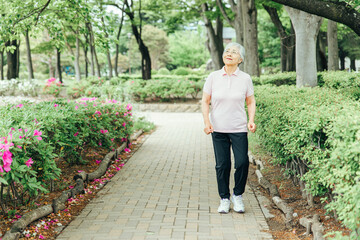 日光浴・運動する高齢者女性
