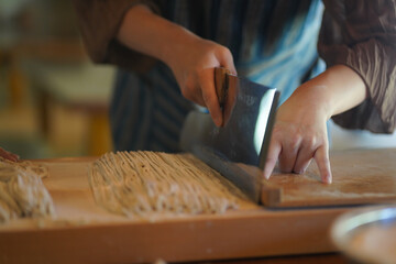 そばを切る女性の手元