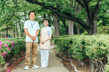 医療・介護・福祉系の男女スタッフ（全身）
