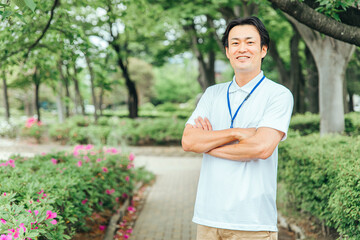 医療・介護・福祉系の男性スタッフ（腕組み）
