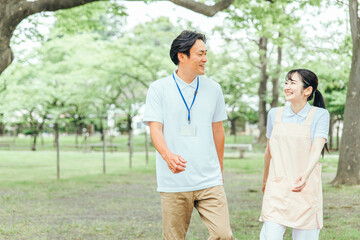 医療・介護・福祉系の男女スタッフ（歩く）
