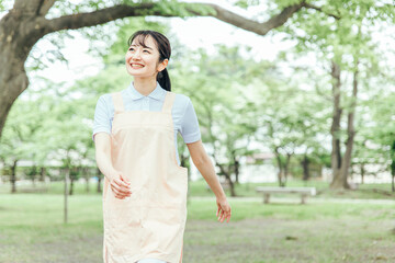 医療・介護・福祉系の女性スタッフ（歩く）
