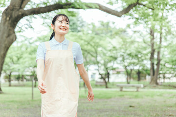医療・介護・福祉系の女性スタッフ（歩く）
