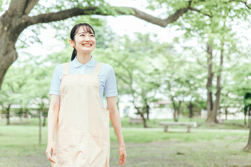 医療・介護・福祉系の女性スタッフ（歩く）
