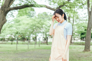 Fototapeta premium エプロンをつけた女性（泣く） 