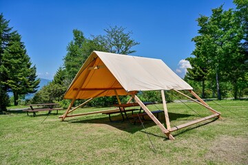 富士見高原で見た涼し気なテント付きのベンチ＠山梨