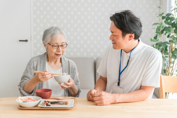 食事介助する男性スタッフ
