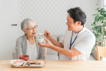 食事介助する男性スタッフ
