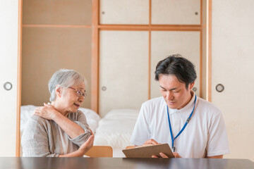 Fototapeta premium 在宅介護を受ける高齢者女性（肩こり） 