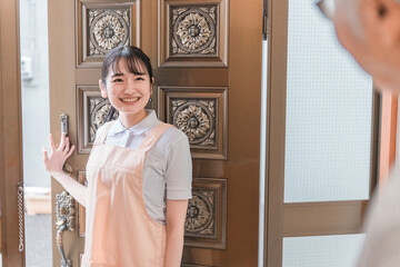高齢者住宅に訪問する女性
