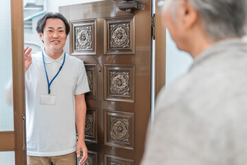 高齢者住宅に訪問する男性
