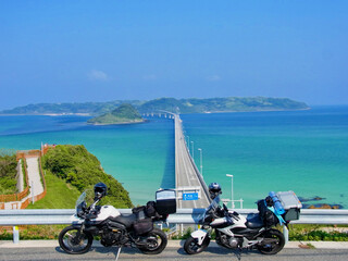  青空の角島大橋と2台のバイク