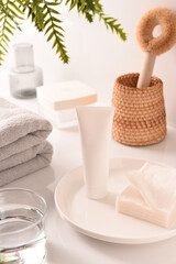 スキンケアボトルのあるバスルームの風景