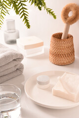 ボディクリームのあるバスルームの風景