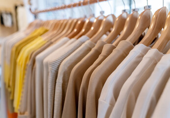 bunte, farbige Pullover hängen auf einer Kleiderstange