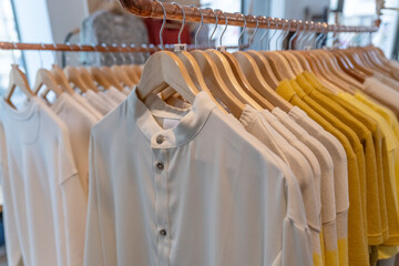 Hemden und Blusen hängen auf einer Kleiderstange