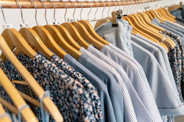 Hemden und Blusen hängen auf einer Kleiderstange