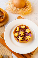 Kue Hok Lo Pan or Martabak Mini Bangka with various Topping. The martabak mini bangka is made from a mixture of flour, eggs, sugar, baking soda, coconut milk and water.