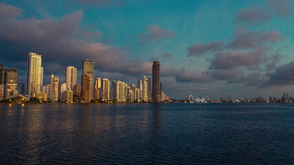 Amanecer con cielo azul y morado sobre la Bahia de Cartagena de Indias, Colombia con Buque Gloria...