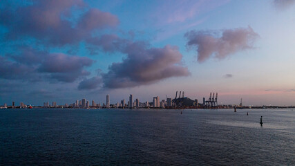 Amanecer con cielo azul y morado sobre la Bahia de Cartagena de Indias, Colombia con edificios,...