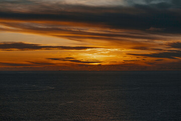 Atardecer en Cartagena de Indias, Colombia sobre el mar Caribe con línea del horizonte y nubes