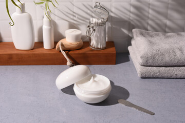 ボディクリームとバスルームの風景