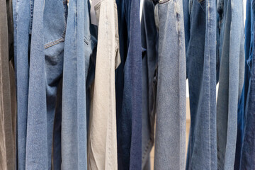 Jeanshosen hängen auf einem Kleiderständer