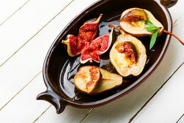Baked pear with figs