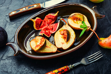 Baked pear with figs