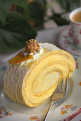 Biskuitrolle mit Mango-Pfirsich-Sahne-Füllung und Espresso 