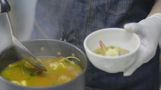 Steps to prepare the side dish of Tom Yum Goong , spicy prawn soup , Tom Yum Goong  with Thick Soup