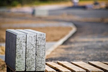 Budowa drogi. Drewniana paleta z betonowymi krawężnikami ( opornikami) . - obrazy, fototapety, plakaty