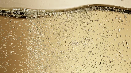 Foto op Aluminium Close-up van champagne bubbels achtergrond met schuim. © Jag_cz