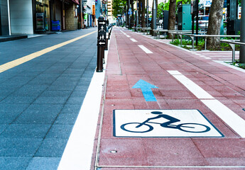 川崎駅前・新川通りの整備歩道と自転車道【神奈川県・川崎市・川崎区】
Japanese cycling roads and sidewalks