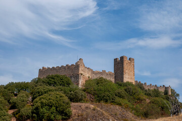 Fototapeta na wymiar antiguo castillo de cornatel en Priaranza del Bierzo, España
