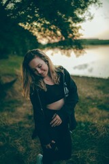 Fille sportive au bord du lac