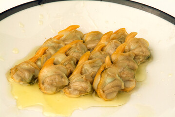 Plato de berberechos en conserva